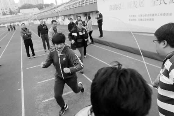 奥运冠军丁宁参与集体跳绳项目摄/记者 杨益