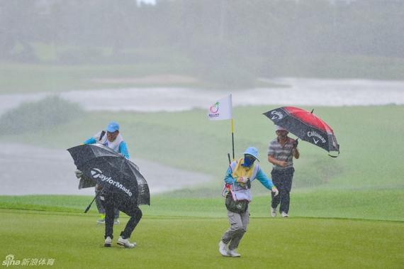 海南公开赛暨欧挑赛首轮补赛因暴雨暂停，16:00恢复比赛