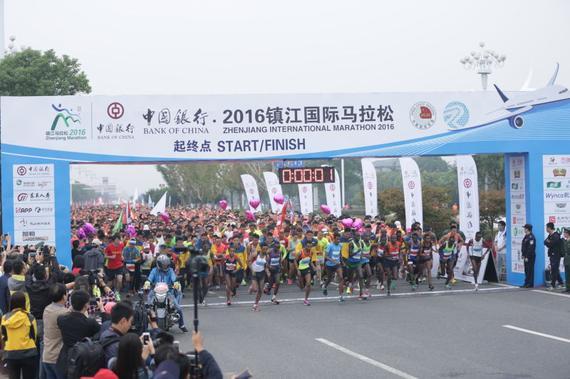 2016镇江国际马拉松赛起跑