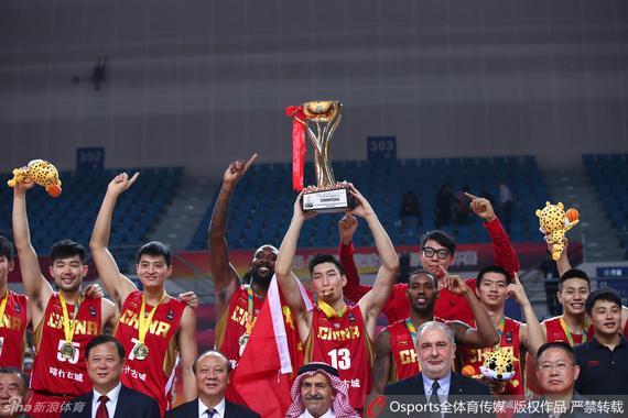 新疆男篮捧起亚冠冠军奖杯