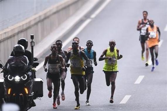 马拉松比赛，跑在前面的往往是一些非洲选手。