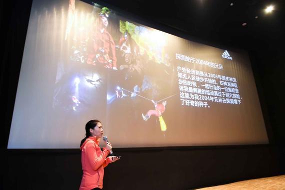 中国探险家刘佳为现场观众讲解其精彩的探险历程