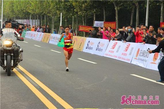 2016枣庄马拉松落幕，滨州无臂小伙获男子全程季军。