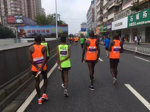 马拉松乱象：非洲选手集体跑丢，奖牌印错拖欠奖金。
