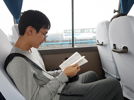 朴廷桓在赶往下榻的上海大酒店的巴士上，读一本标题为《我脑子里想法特别多》的书
