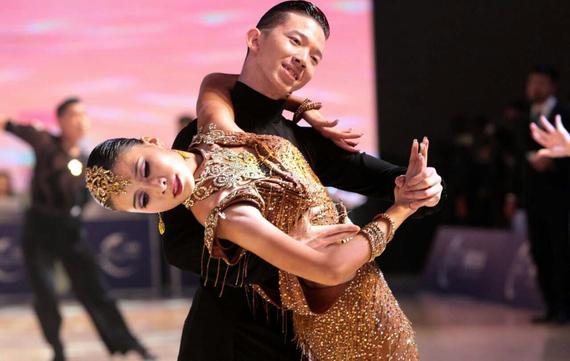 中国体育舞蹈公开赛揭幕 2600多名选手报名参