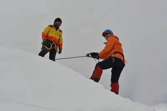 盲人登山者张洪（右）在攀登洛堆峰