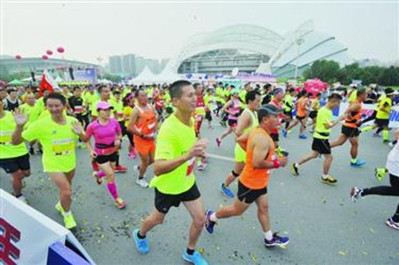 沈阳国内首个夜跑马拉松吸引1.5万人参赛。