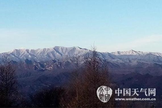 延庆海坨山现“海坨戴雪”美景。（图/王猛）