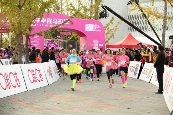 女神之战！咪咕善跑-2016北京女子半程马拉松美丽起跑。
