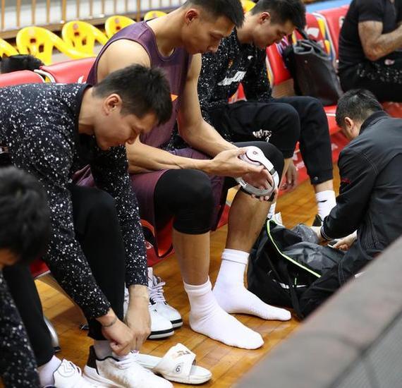 粤媒：球鞋怎么管篮协该学NBA 年年闹剧不应该