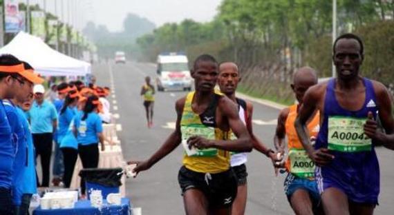 马拉松赛道上这些“非洲兄弟”哪来的？看完你就知道了