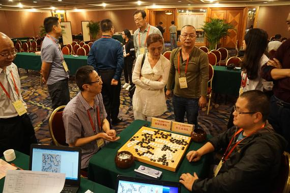 2016围棋之乡联赛第2轮，新疆沙雅县队（左）执白战胜浙江嵊州队