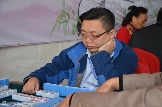 围棋职业棋手郑策出战四川麻将大奖赛