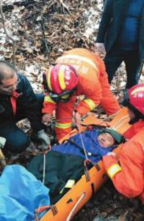 11名驴友组团鸡冠砬子山登山遇险，2人滚下山崖1死1伤。