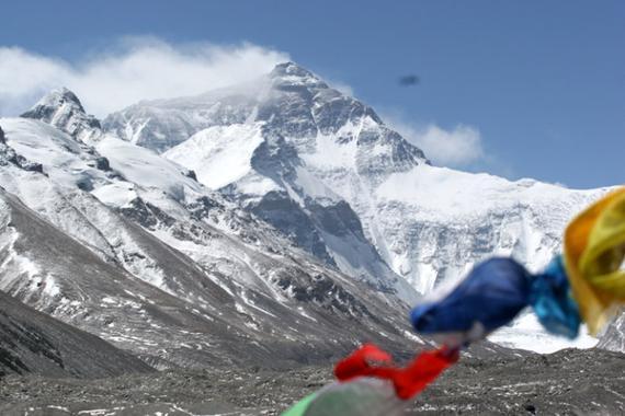 据悉，西藏探险公司组织攀登珠峰，最多24人每人35万。