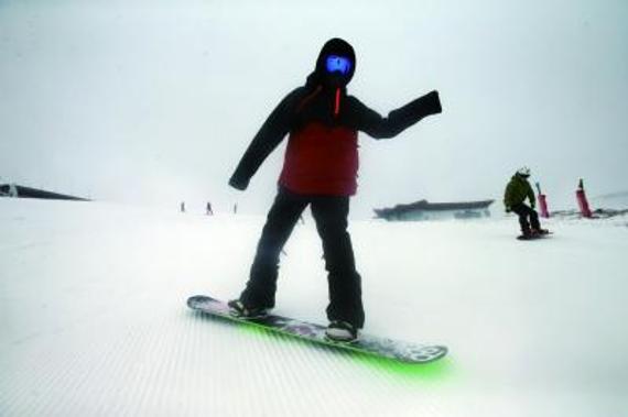 随着大雪的降临，河北崇礼各大滑雪场开始迎来首滑日。