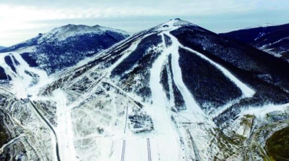 太舞滑雪小镇雪场已经可以开滑 航拍/记者 朱天龙