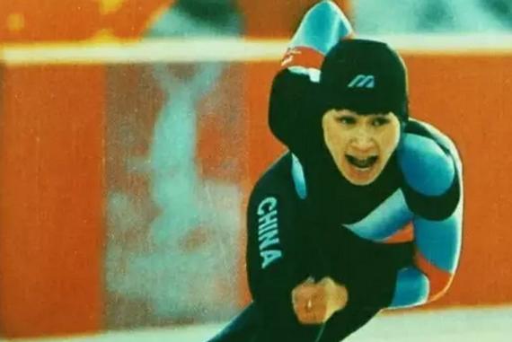 冰雪群英1中国首位冬奥会奖牌获得者叶乔波