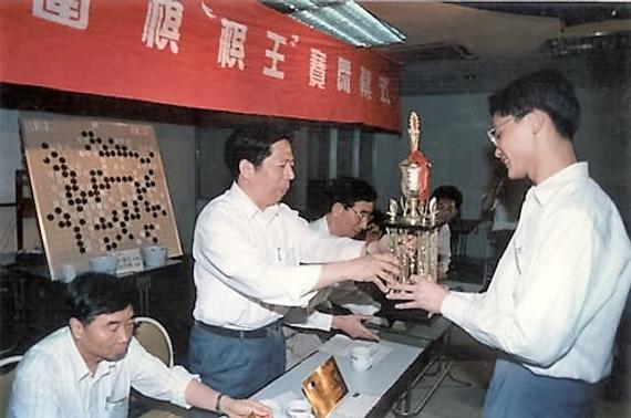 1995年蔡建鹏夺得首届棋王赛冠军，图为颁奖场面