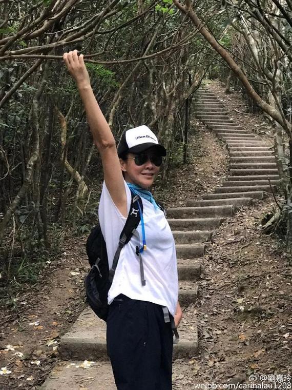 11月15日中午，刘嘉玲在微博晒出自己的两张登山照。