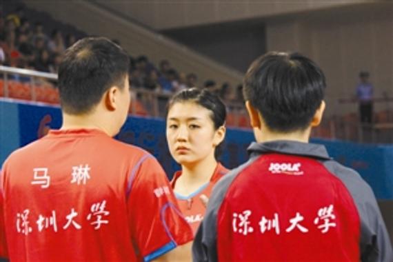 陈梦（中）在比赛中接受教练马琳（左）的指导。