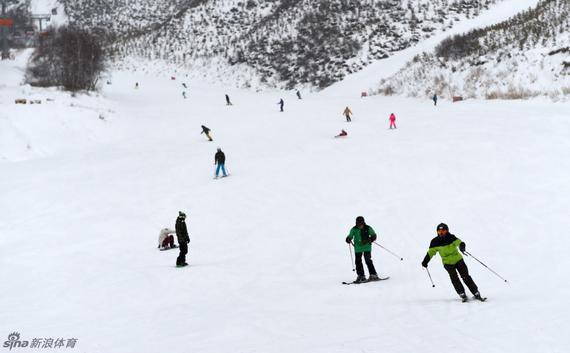 游客在崇礼滑雪场滑雪（资料图）