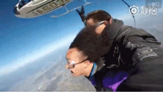 11月17日下午，陈奕迅[微博]在微博上晒出两段自己跳伞的视频。