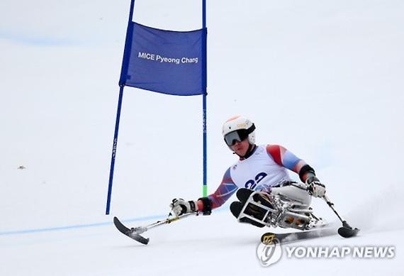 资料图片：韩国高山滑雪选手在比赛中。