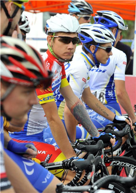 11月20日，选手在2016环福州·永泰自行车赛第5赛段比赛中。视觉中国供图