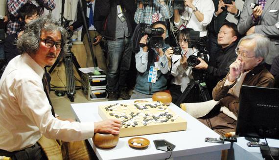 电王战决胜局后，赵治勋和ZEN的开发者加藤英树对坐棋局前