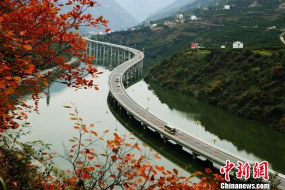 在昭君故里湖北省兴山县，著名的“水上公路”如一条巨龙