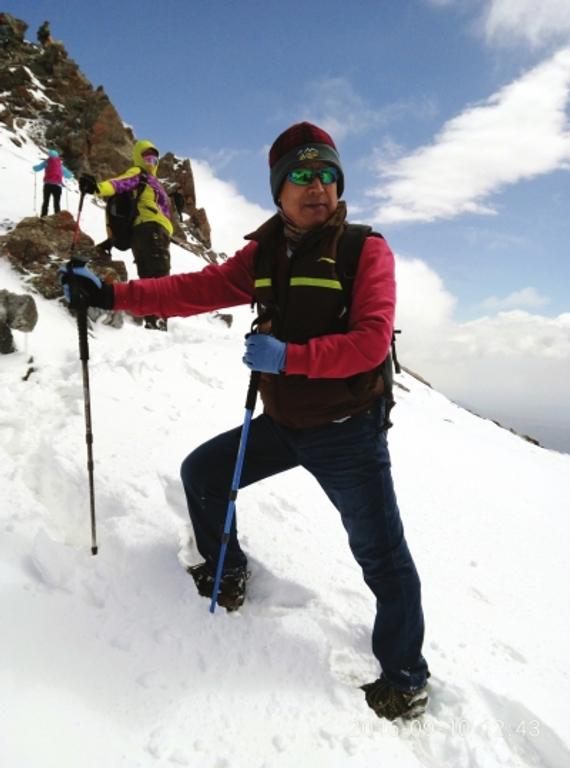 甘肃六旬发烧友酷爱登山