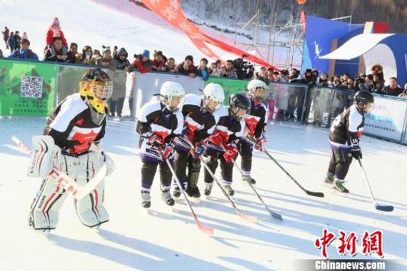 “健康河北 欢乐冰雪”2016－2017河北省雪季系列活动在张家口市崇礼区的长城岭滑雪场举行。 郭卉 摄