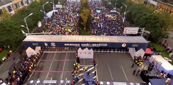 1.5万名跑者同台！2016重庆国际半程马拉松完美亮相。