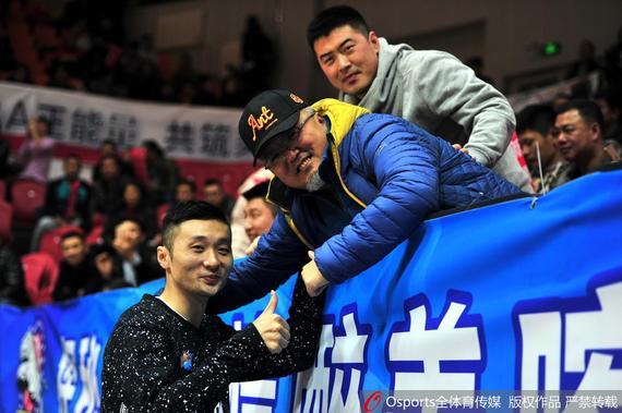 The game will become old friends Xinjiang team fans embrace liu wei