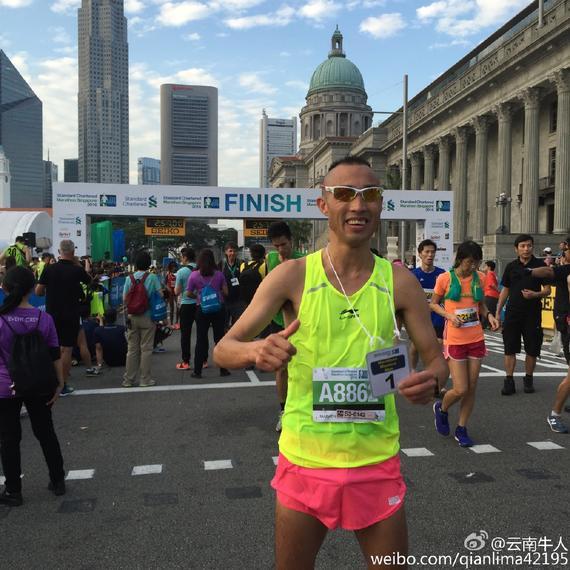 中国选手征战新加坡马拉松 冬天感受“桑拿跑”