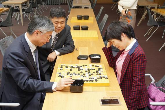 中国驻韩大使邱国洪与中国国家围棋队领队华学明手谈交流