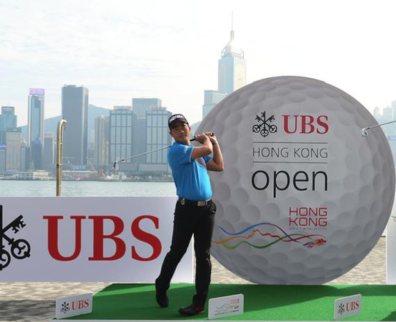 梁文冲香港高尔夫球公开赛标志旁挥杆