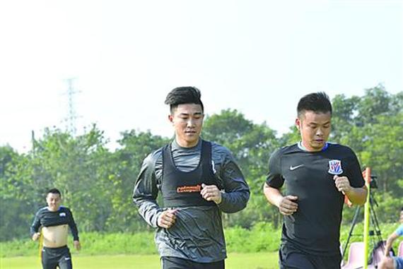 孙世林（左）跟随球队开始进行身体训练　/申花APP供图