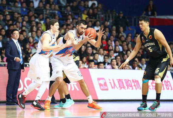 张兆旭在比赛中上演了搞笑一幕