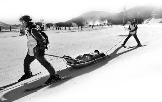 日前，崇礼太舞滑雪场进行了救护安全等方面的培训。