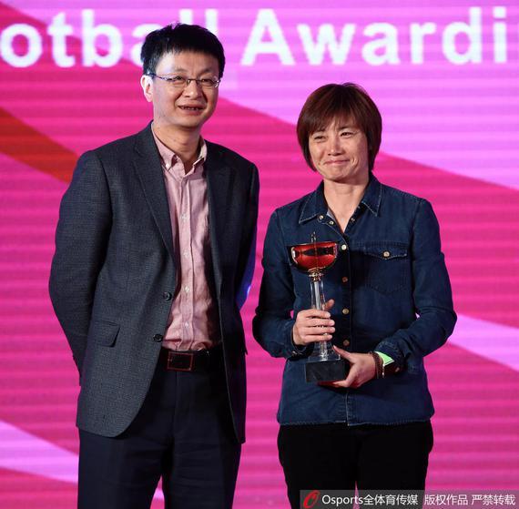 2016赛季女超最佳教练水庆霞（右）