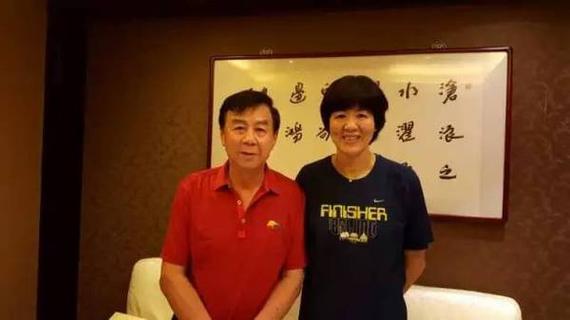 两代女排功勋教练袁伟民（左）和郎平（右）