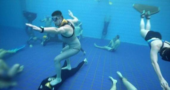 没有佩戴任何呼吸设备，在6米深的水池中进行假人挑战