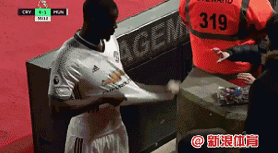 送球衣给小球迷