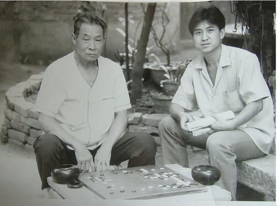 1995年，本文作者与“中原棋王”陈岱合影（左）