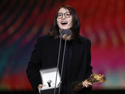 视频-傅园慧获最受欢迎女运动员奖 赶上生日台上耍宝