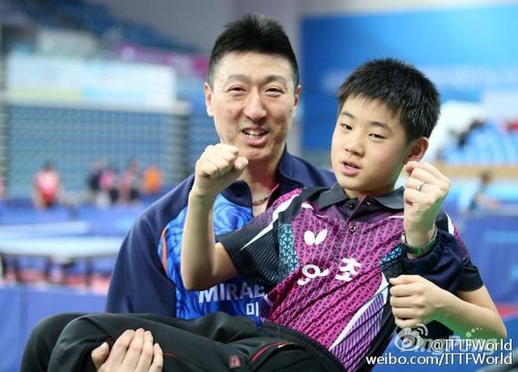 吴尚垠和儿子（图片来源：@ITTFWorld）