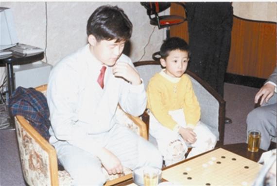 1997年，周鹤洋（左）在洛阳下指导棋